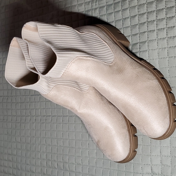 Shoes - Women Lug Sole Chelsea Boots